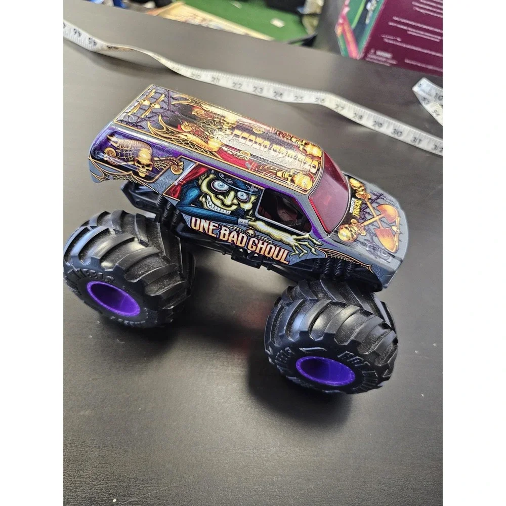 Hot Wheels Monster Trucks One‎ Bad Ghoul 1:24 Diecast Purple Truck Toy Car